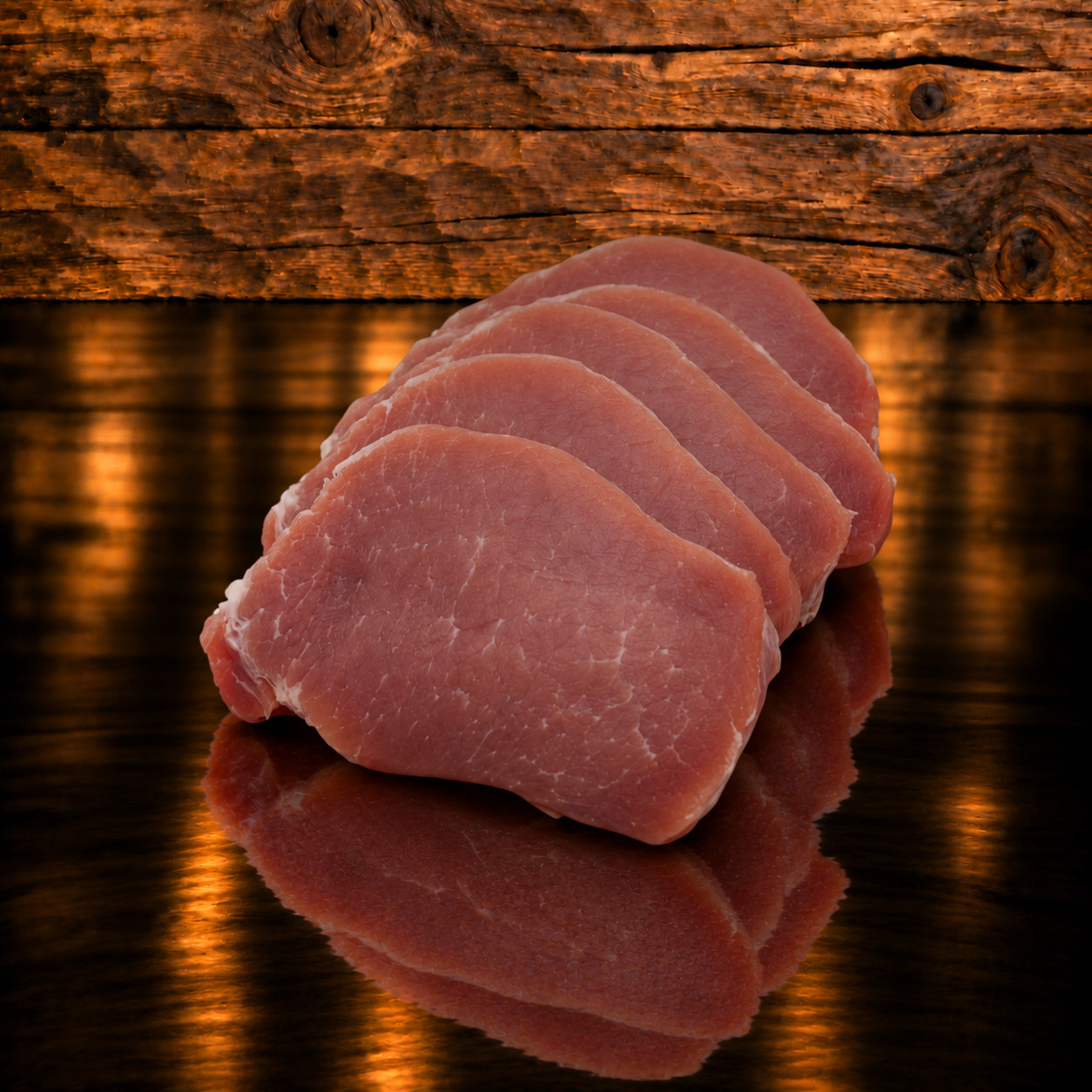 Schweinsnierstückplätzli auf Holzschneidebrett