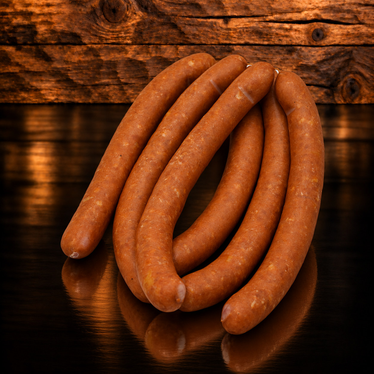 Schweinswürstli ca. 140g Paar auf Holzschneidebrett