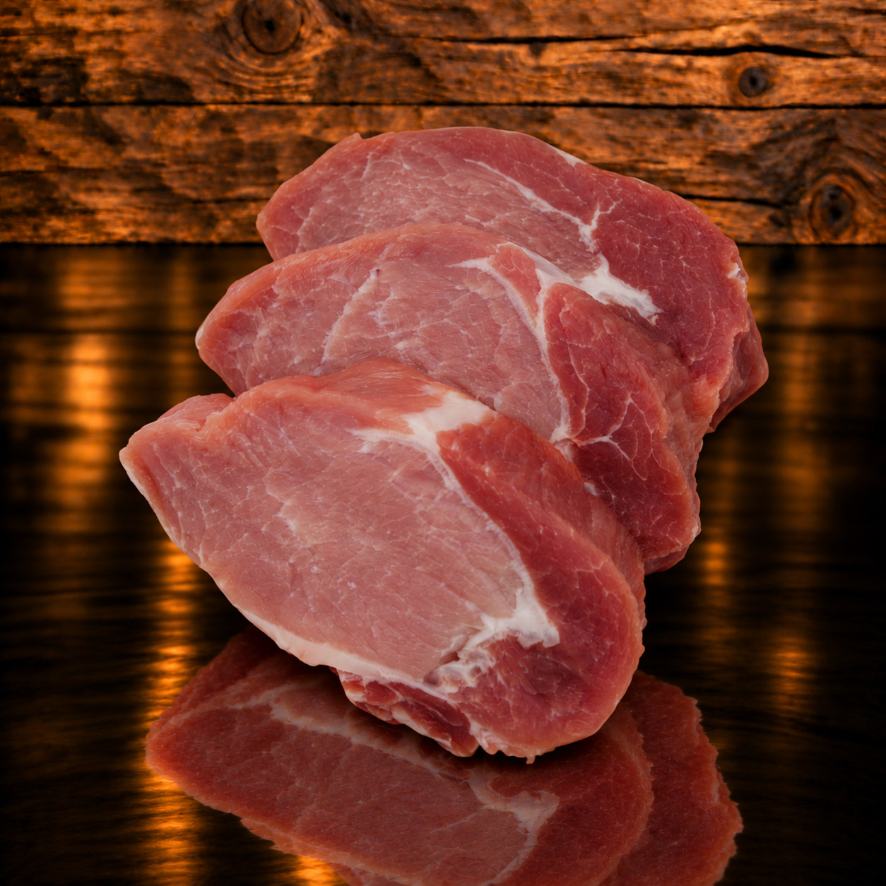 Schweinshohrücken Steak auf Holzschneidebrett