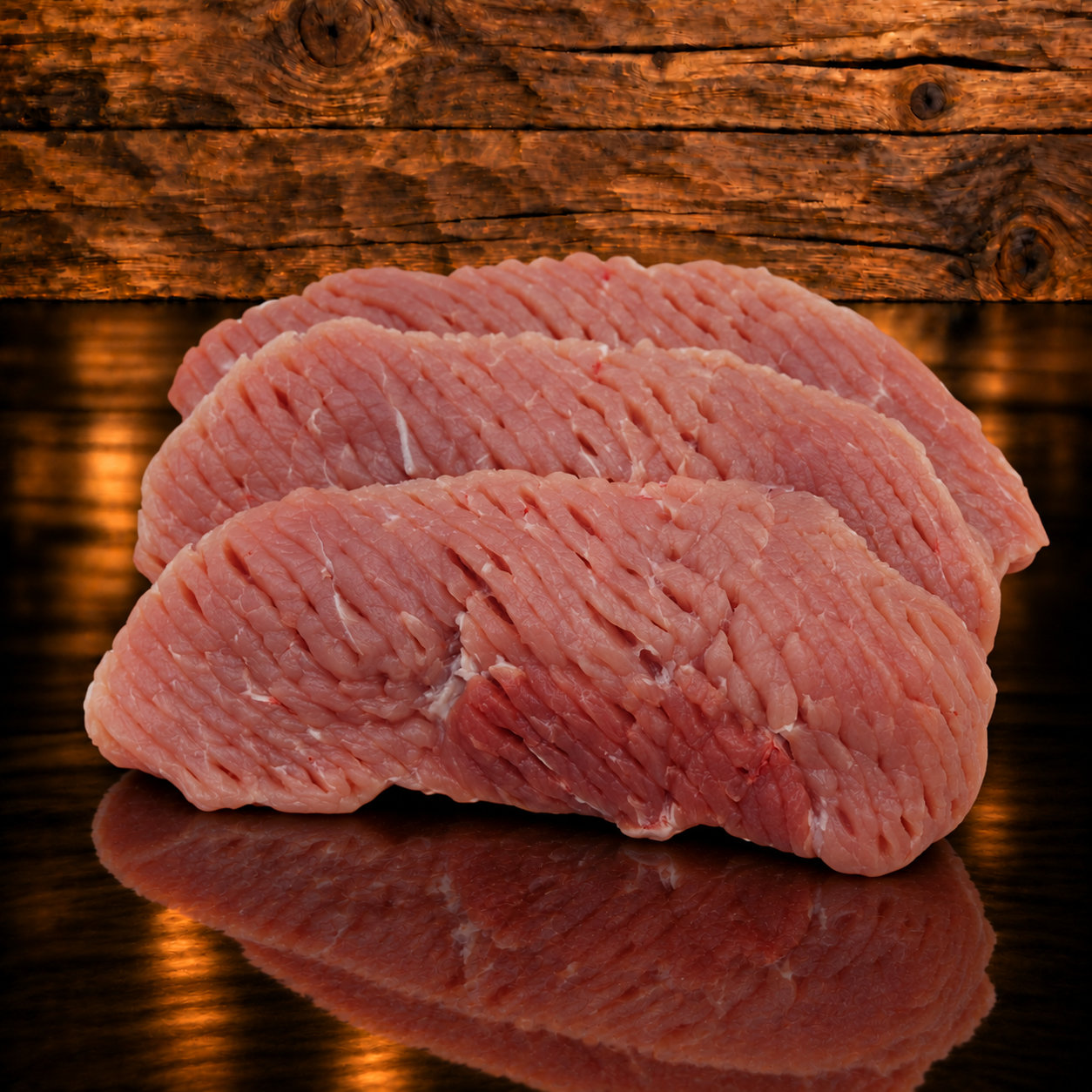 Schweinshuftplätzli gesteakt auf Holzschneidebrett