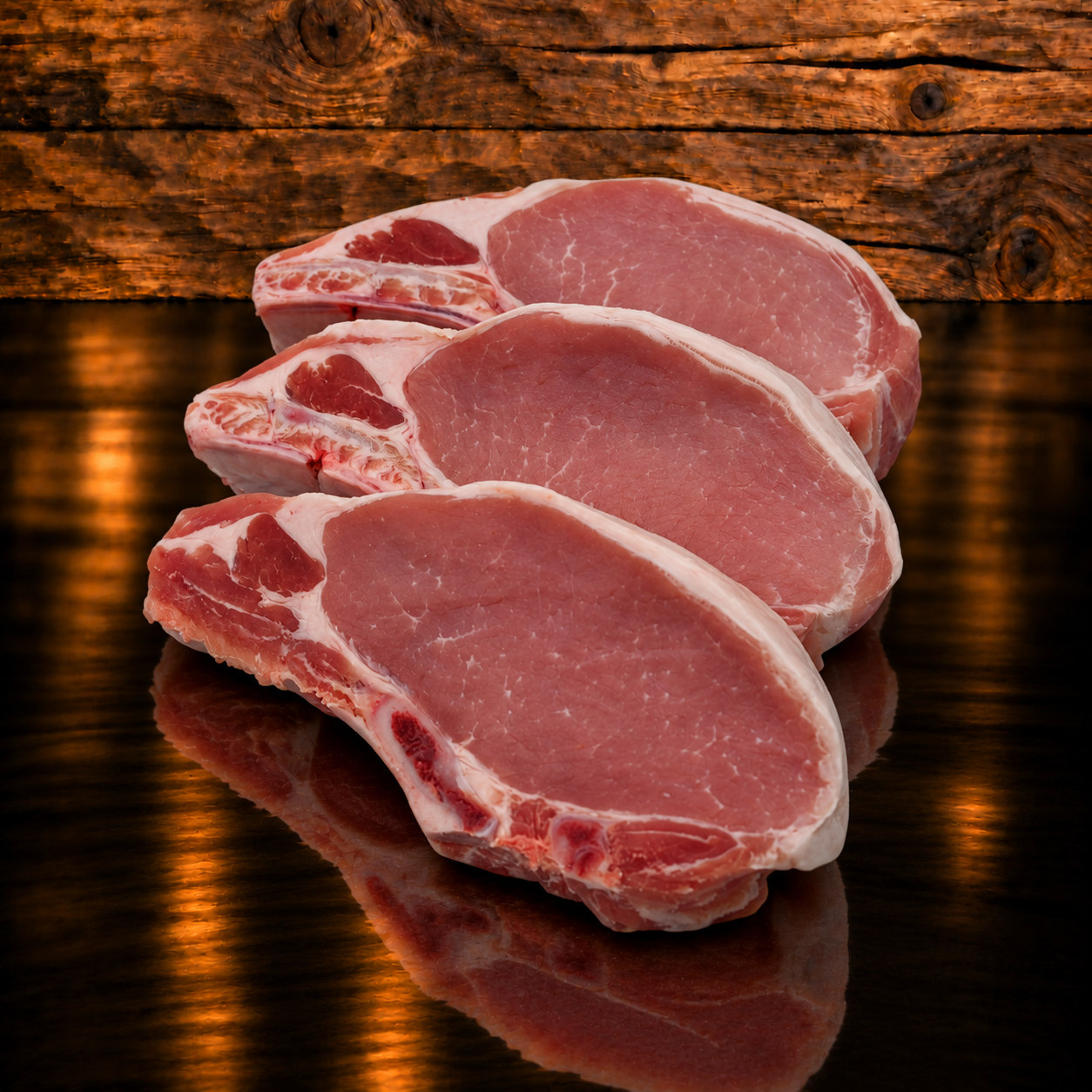 Schweinskoteletten geschn. auf Holzschneidebrett