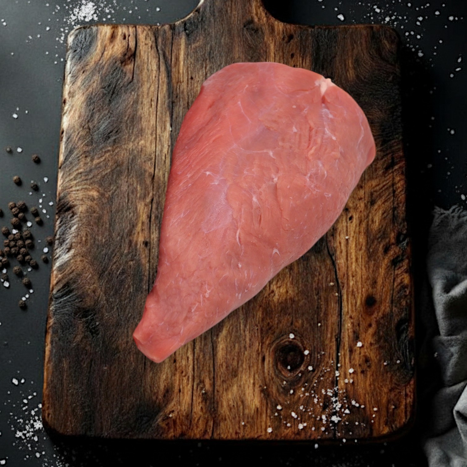 Kalbsschulterfilet auf Holzschneidebrett