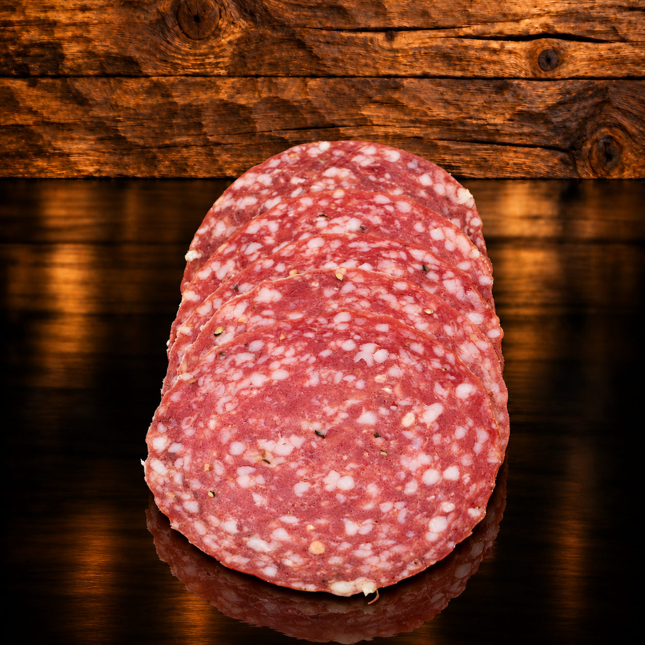 Salami CH Melino geschnitten auf Holzschneidebrett