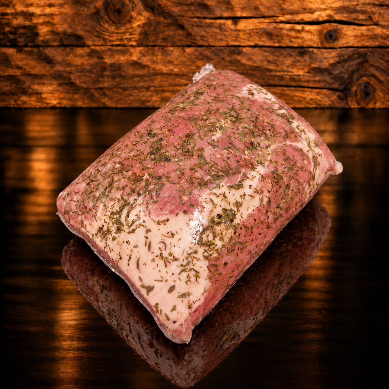 Thymianbraten auf Holzschneidebrett