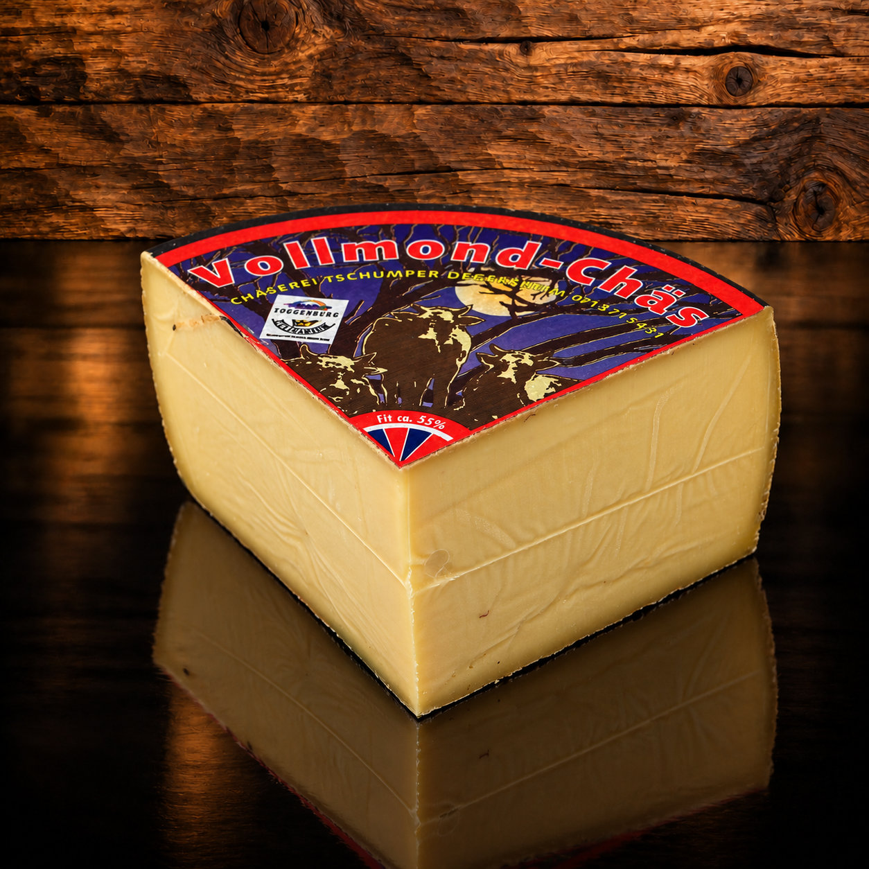 Vollmondkäse auf Holzschneidebrett