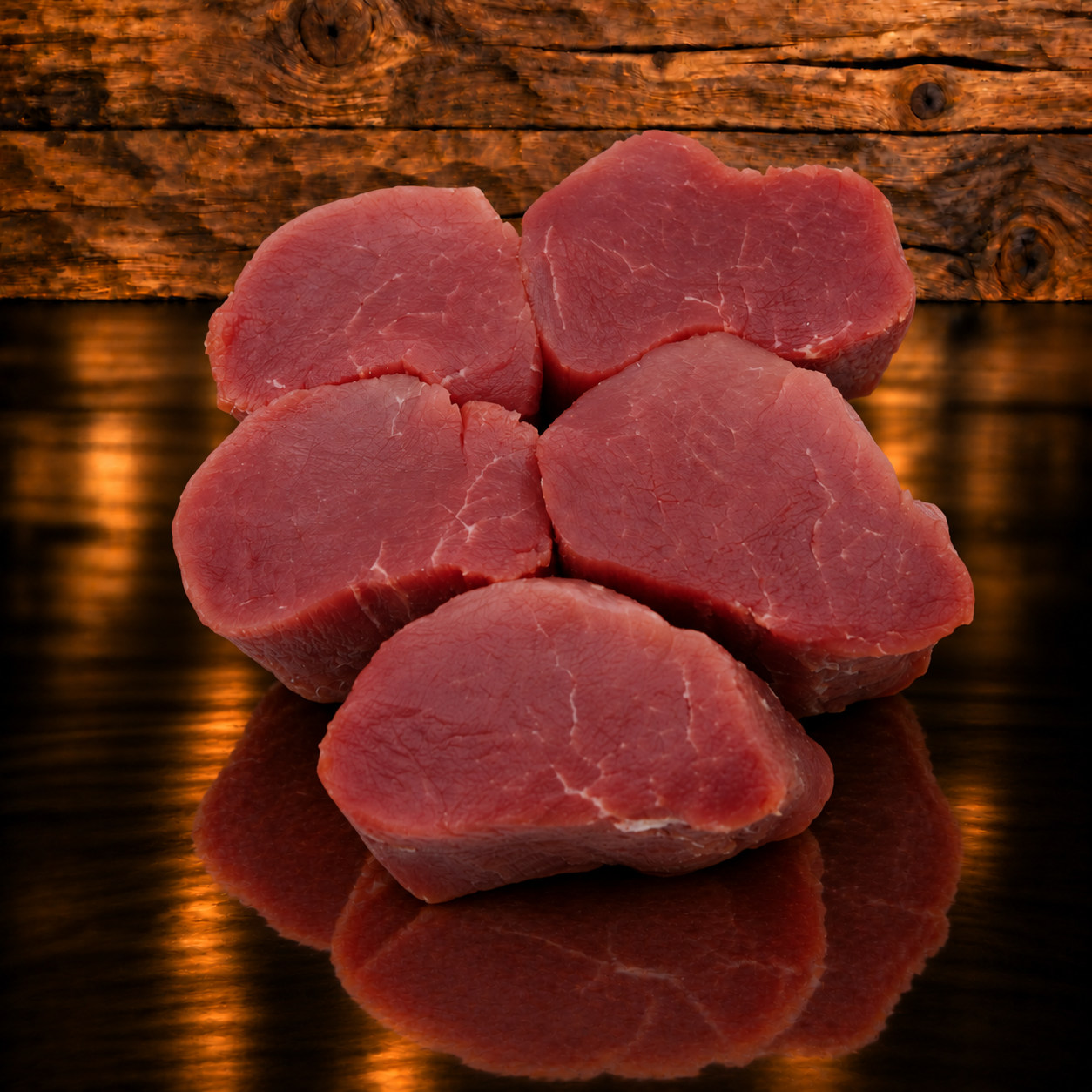 Schweinsfilet portioniert auf Holzschneidebrett