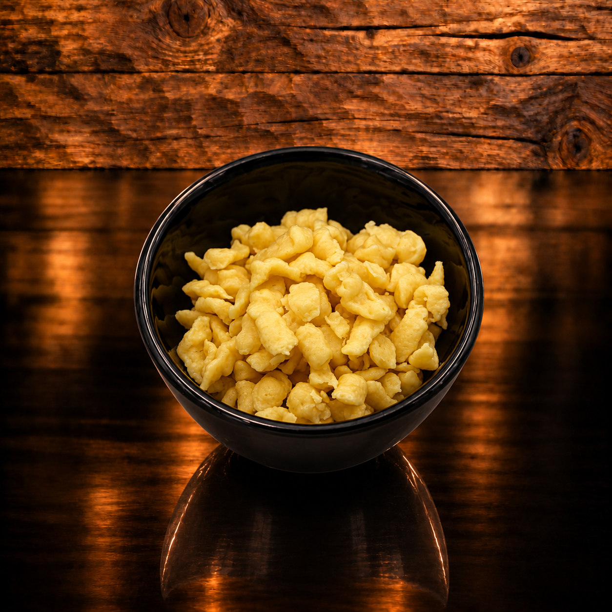Spätzli auf Holzschneidebrett