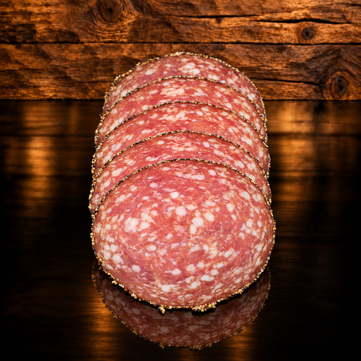 Pfeffer Salami geschnitten auf Holzschneidebrett