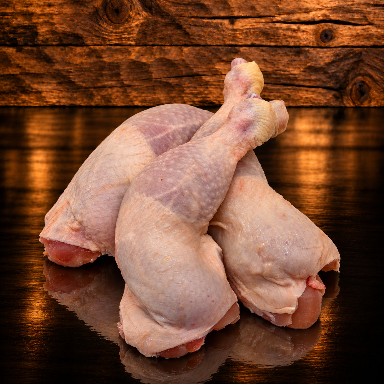 Pouletschenkel auf Holzschneidebrett