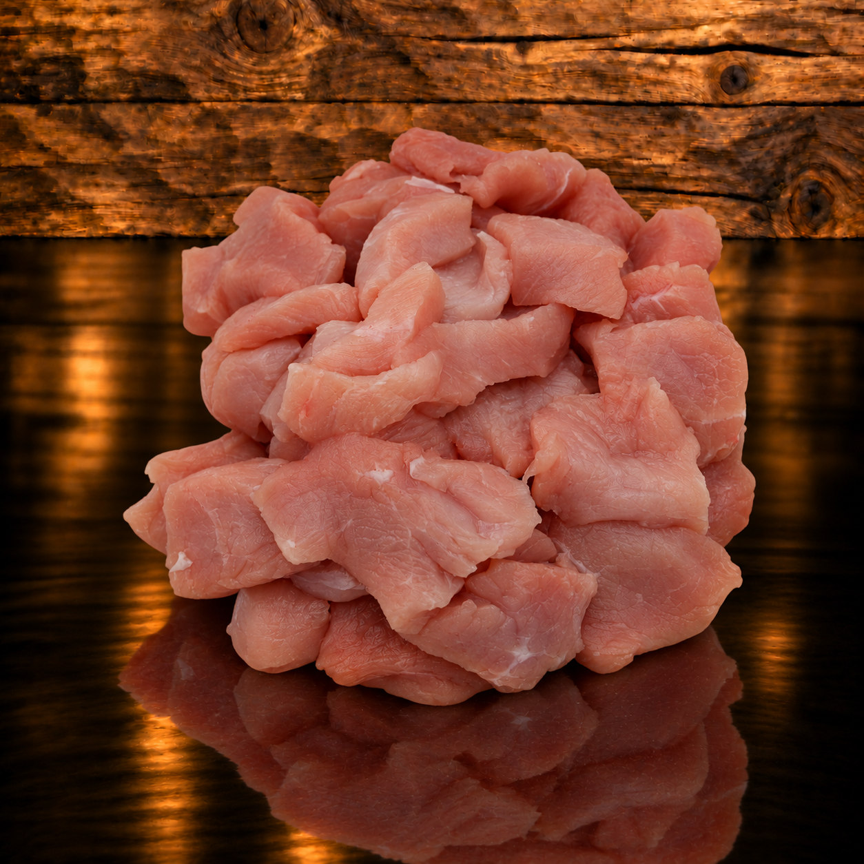 Schweinefleisch geschnetzelt auf Holzschneidebrett