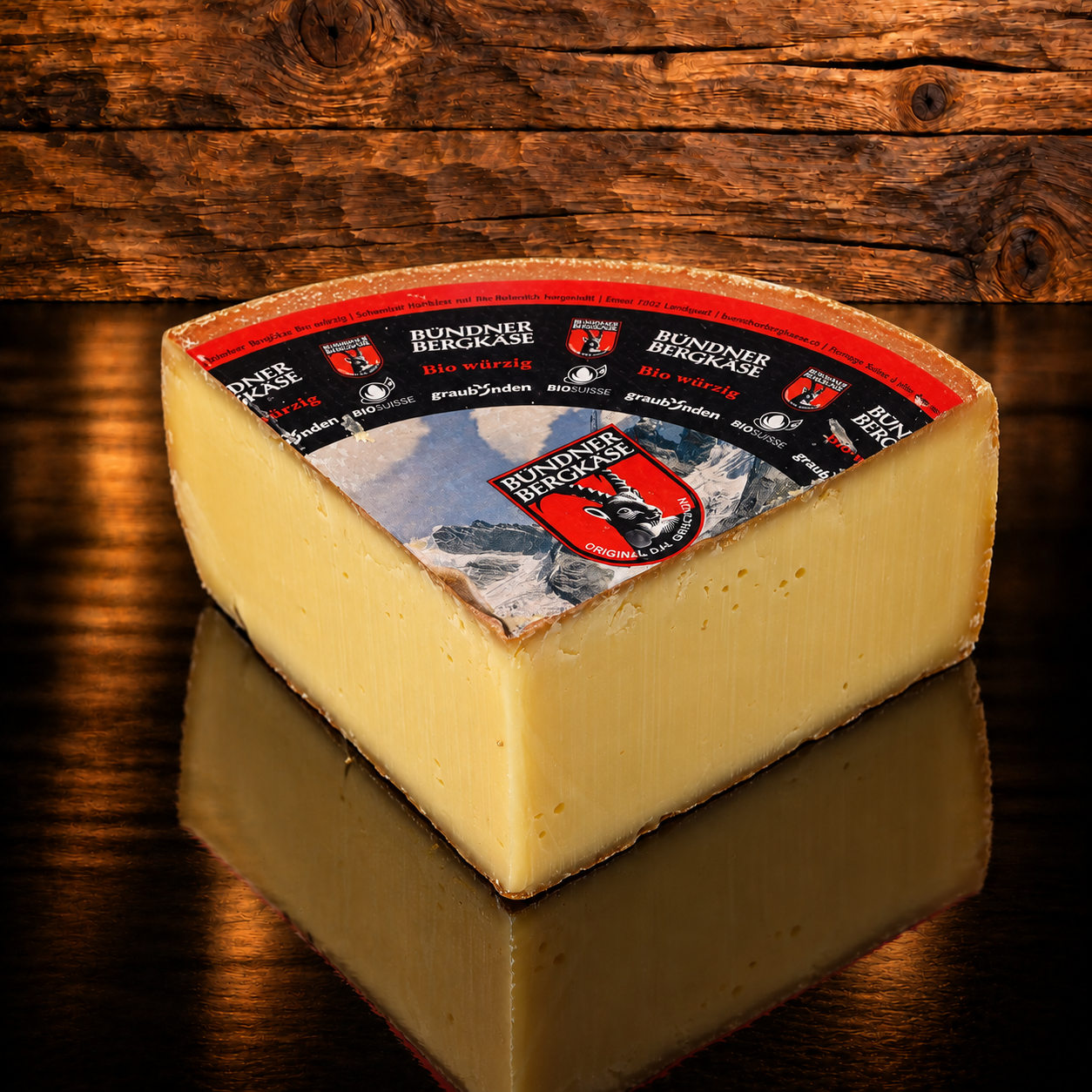 Bündner Bergkäse auf Holzschneidebrett
