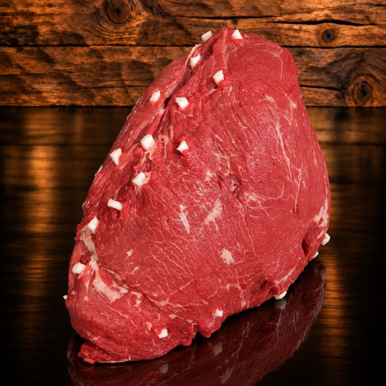 Rindsbraten gespickt Schulter auf Holzschneidebrett
