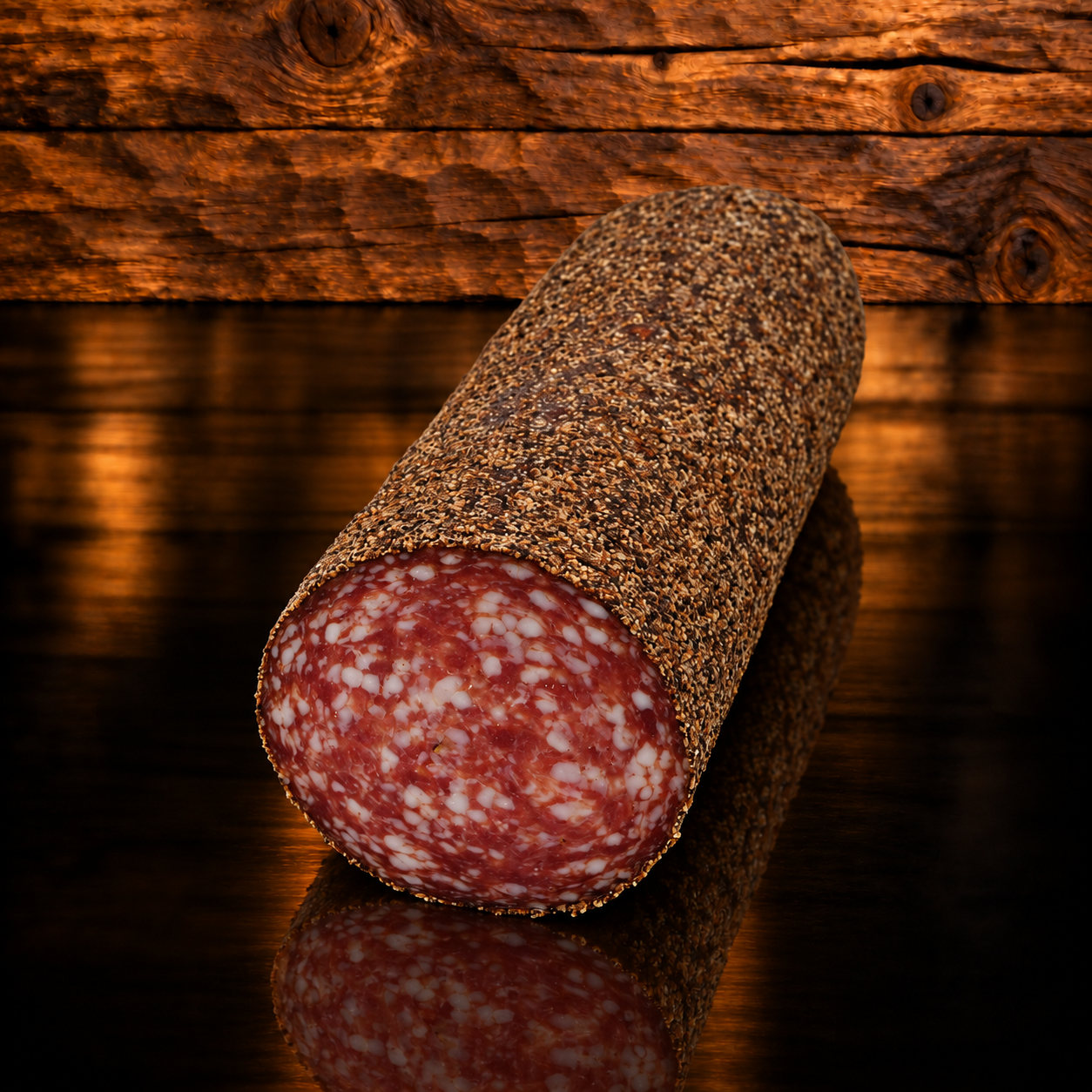 Pfeffer Salami am Stück auf Holzschneidebrett