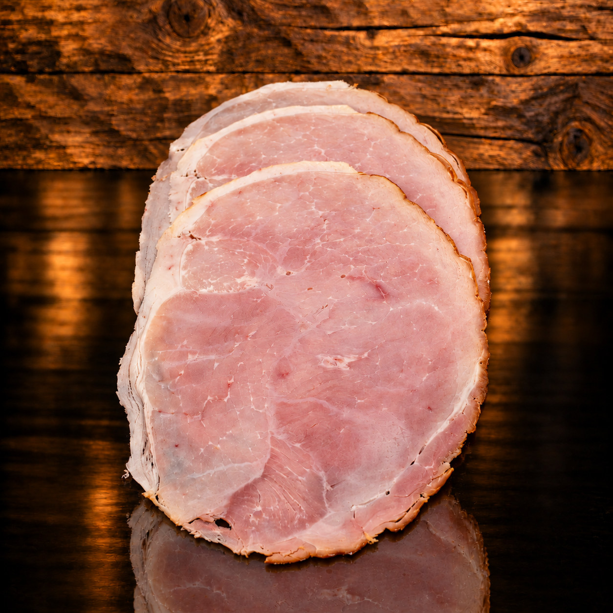 Bärenplatzschinken geschnitten auf Holzschneidebrett