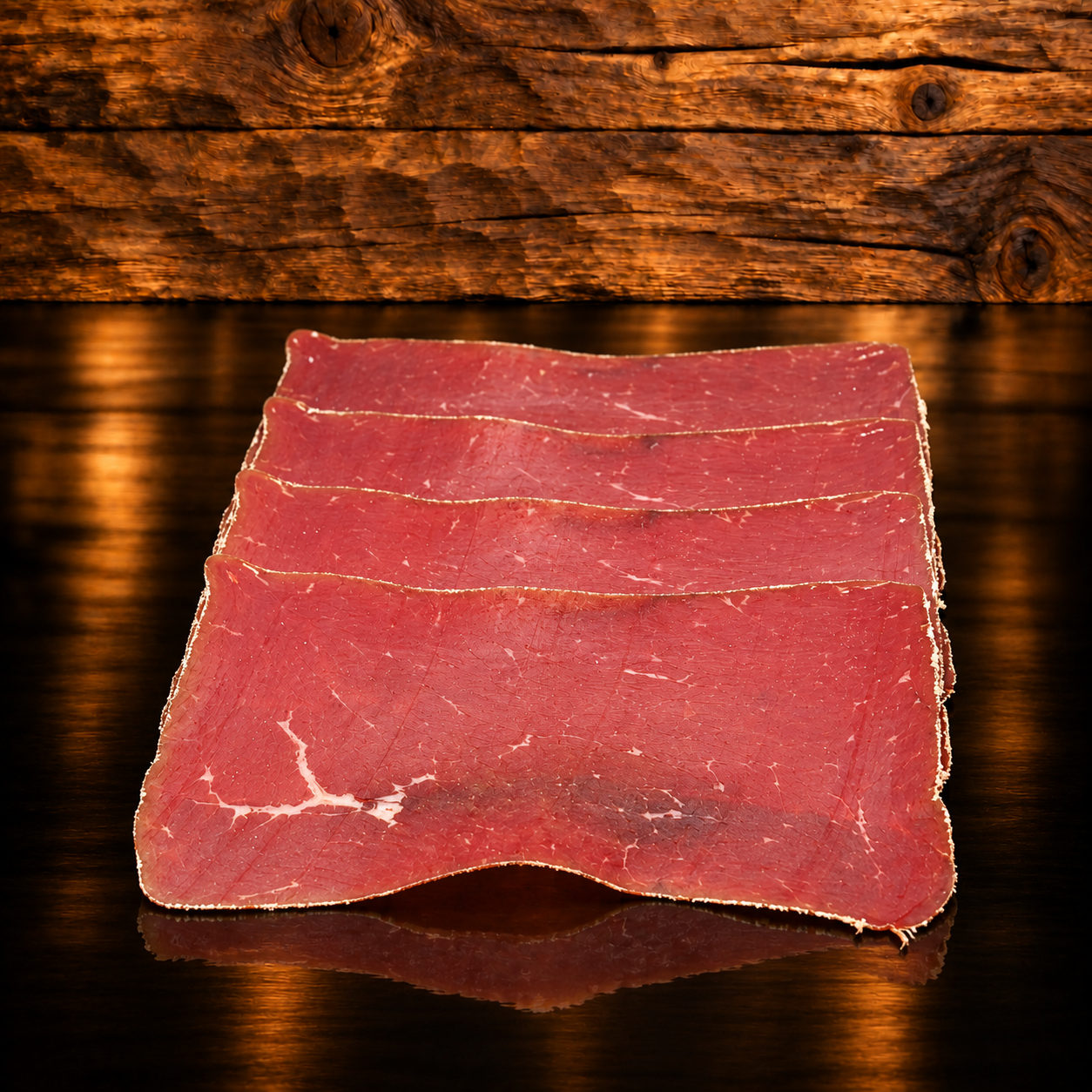 Bündner Rohfleisch geschnitten auf Holzschneidebrett