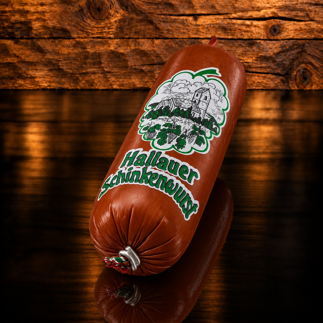 Hallauer Schinkenwurst auf Holzschneidebrett