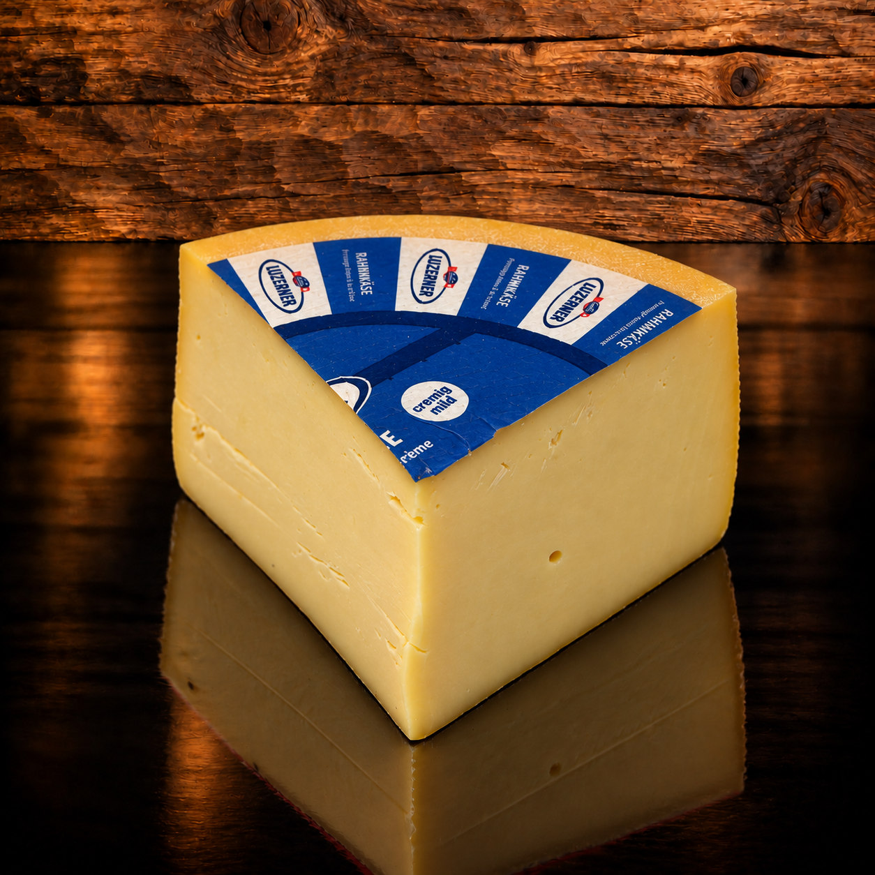 Luzerner Rahmkäse auf Holzschneidebrett