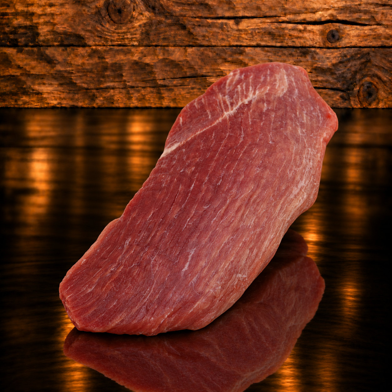 Schweins falsches Filet auf Holzschneidebrett