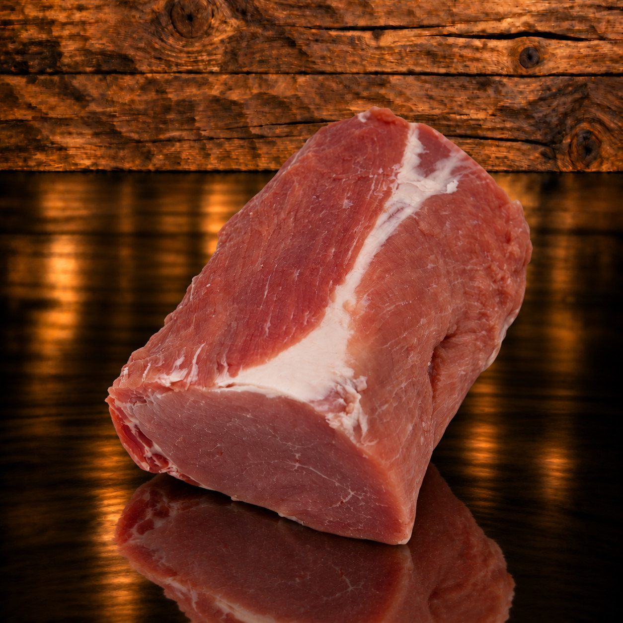 Schweinshohrücken auf Holzschneidebrett