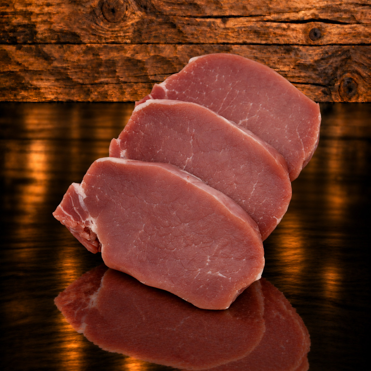Schweinsnierstücksteak auf Holzschneidebrett