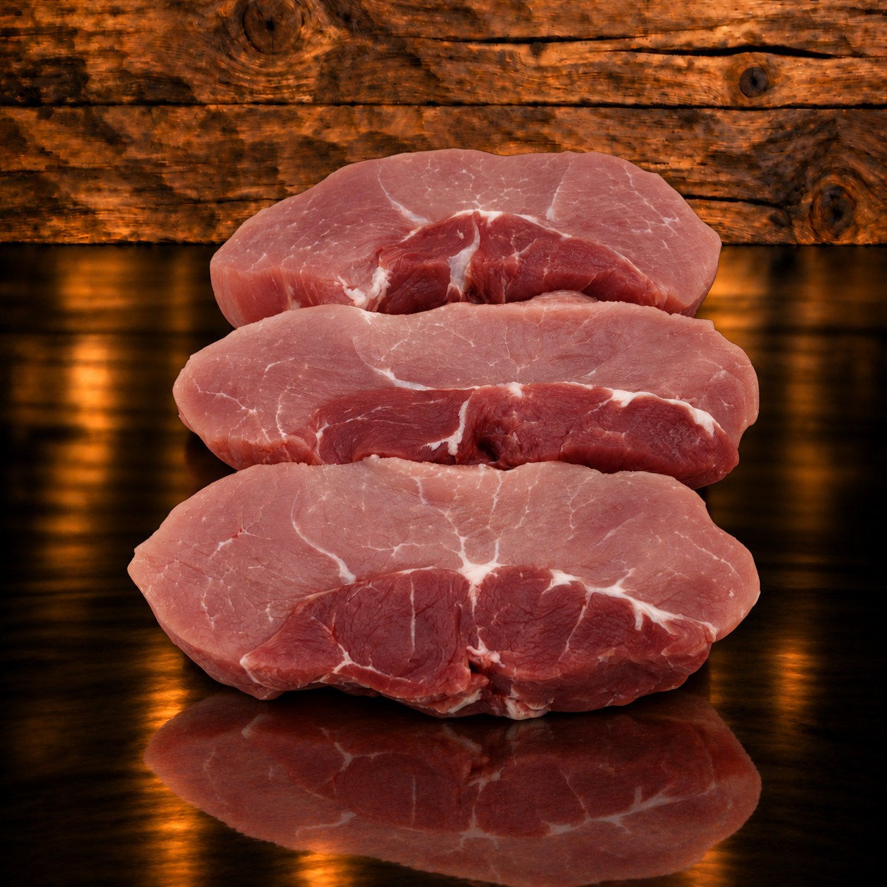Schweinshuftsteak auf Holzschneidebrett