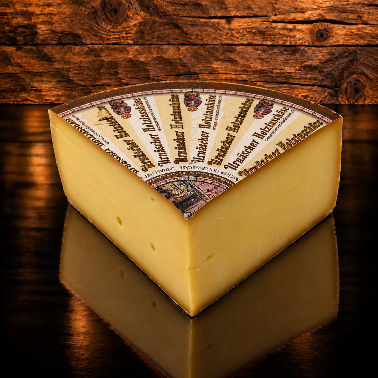 Urnäscher Holzfasskäse auf Holzschneidebrett