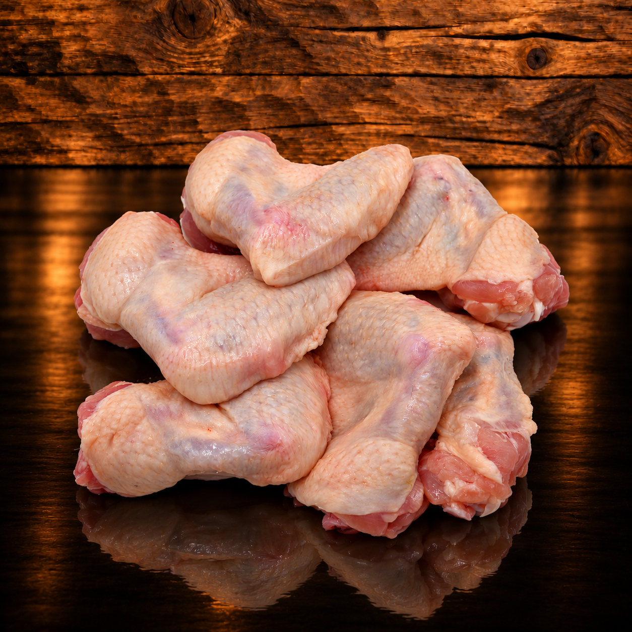 Pouletflügeli auf Holzschneidebrett