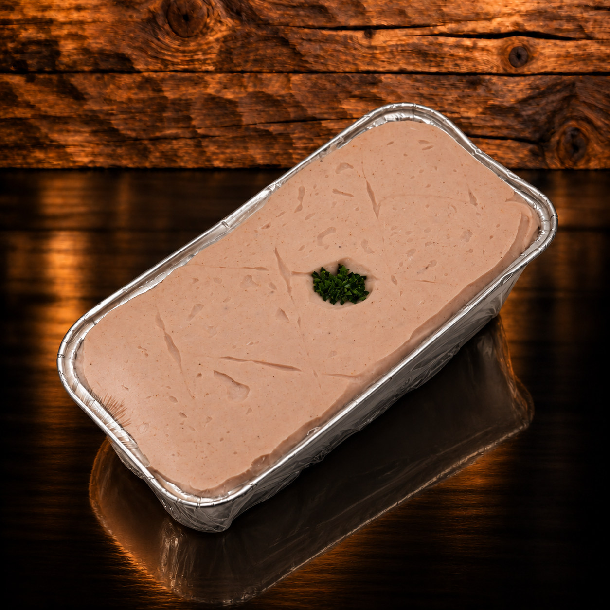 Fleischkäse zum backen auf Holzschneidebrett