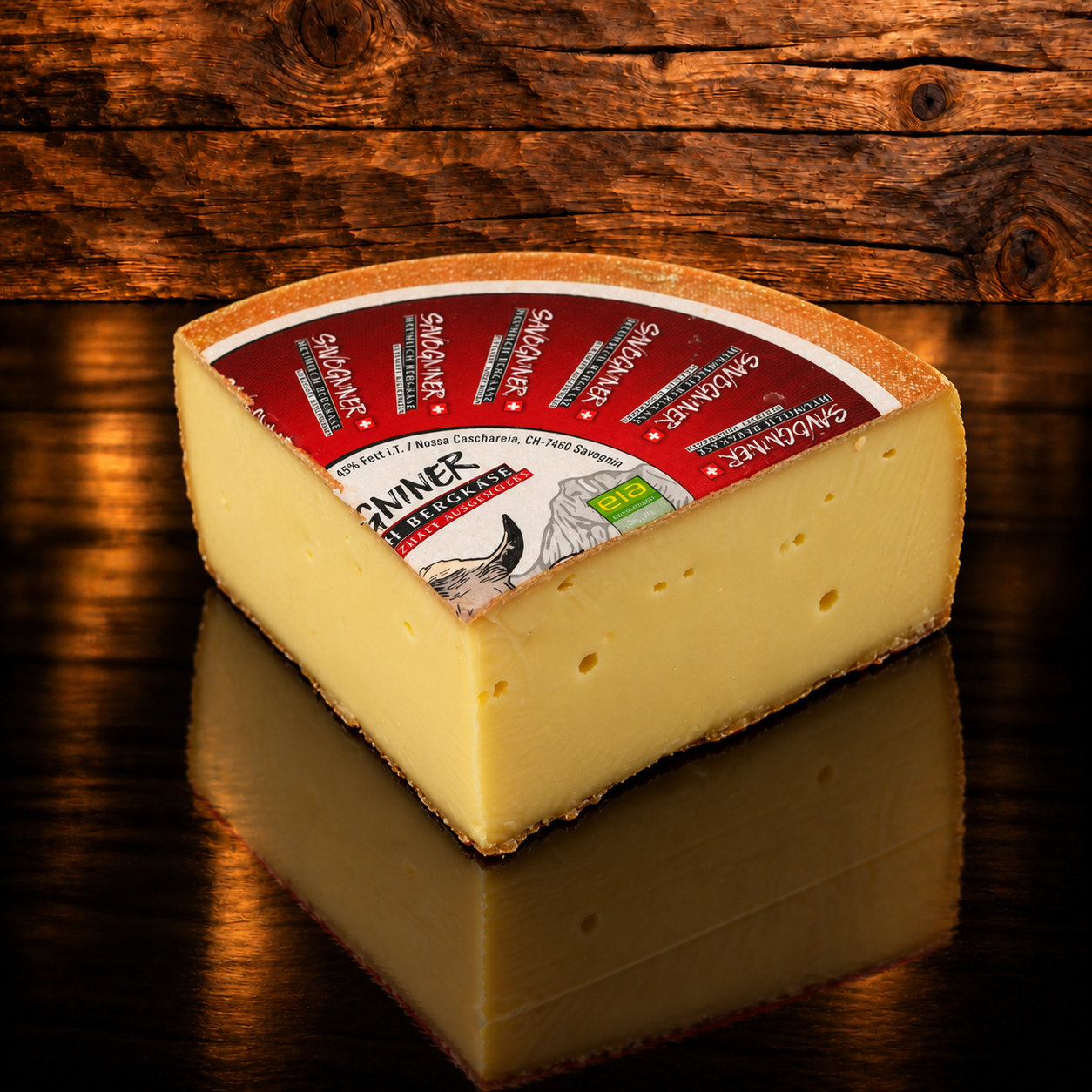 Savogniner Bergkäse auf Holzschneidebrett